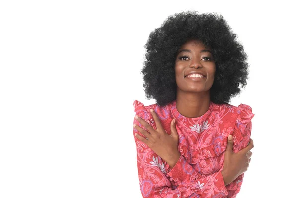 Modelo Morena Bonita Com Cabelos Afro Vestido Floral Vermelho Fundo — Fotografia de Stock