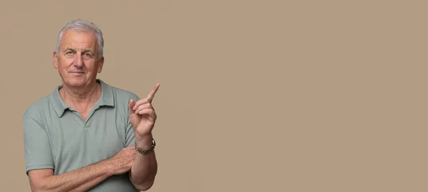 Yakışıklı Yaşlı Adam Kahverengi Arka Planda Fotoğraf Stüdyosunda Poz Veriyor — Stok fotoğraf
