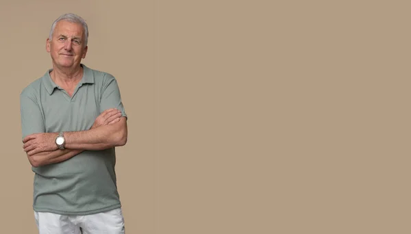 Yakışıklı Yaşlı Adam Kahverengi Arka Planda Fotoğraf Stüdyosunda Poz Veriyor — Stok fotoğraf