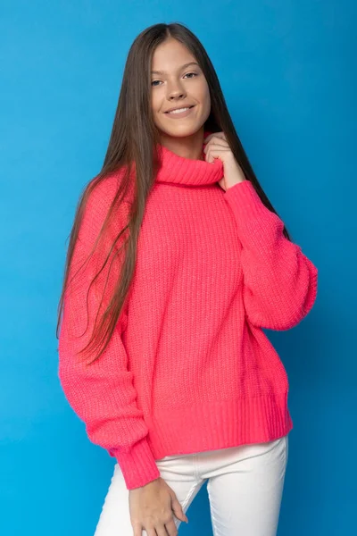 Hübsches Teenie Mädchen Lächelt Rosa Golf Auf Isoliertem Blauen Hintergrund — Stockfoto
