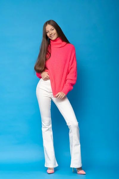 Hezké Teen Dívka Usmívá Růžové Golf Izolovaném Modrém Pozadí — Stock fotografie