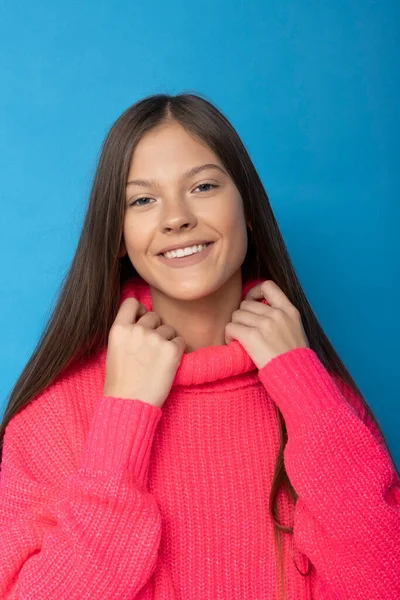 Красива Дівчина Підліток Посміхається Рожевому Гольфі Ізольованому Синьому Фоні — стокове фото