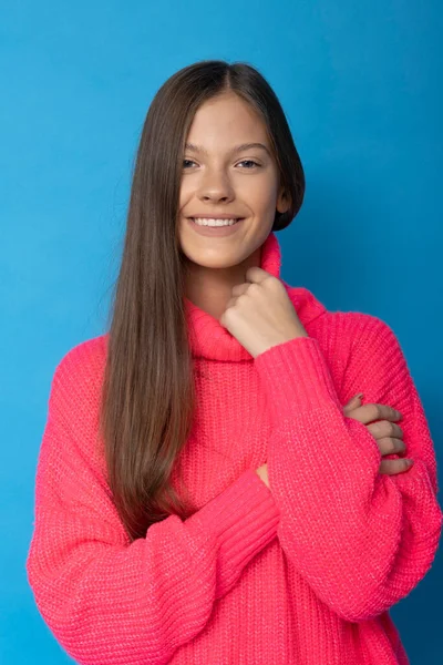 Menina Bonita Adolescente Está Sorrindo Golfe Rosa Fundo Azul Isolado — Fotografia de Stock