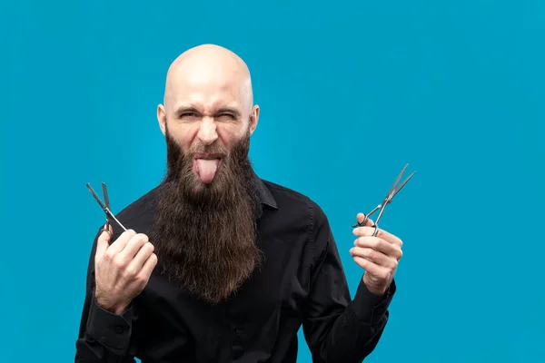 Barbeiro Careca Engraçado Com Barba Longa Tesoura Está Posando Estúdio — Fotografia de Stock