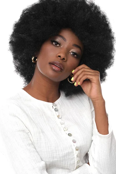 Όμορφο Αφρικανικό Μοντέλο Μόδας Λευκό Πουκάμισο Και Δερμάτινο Σορτς Απομονωμένο — Φωτογραφία Αρχείου