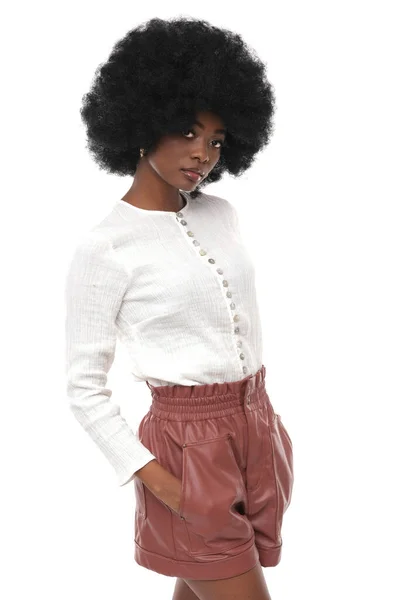 Prachtig Afrikaans Modemodel Wit Shirt Leren Short Geïsoleerde Witte Achtergrond — Stockfoto