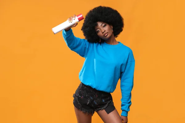 Black Skinned Model Afro Hairstyle Spray Paint Her Hand Orange — Stock Photo, Image