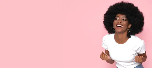 Θετικό Γυναικείο Μοντέλο Μαλλιά Afro Λευκό Shirt Απομονωμένο Ροζ Φόντο — Φωτογραφία Αρχείου