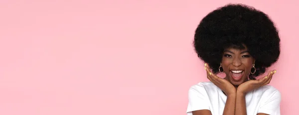 Modelo Feminino Positivo Com Cabelo Afro Camiseta Branca Fundo Rosa — Fotografia de Stock