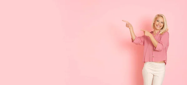 Bella Donna Ucraina Camicia Rosa Sfondo Rosa — Foto Stock