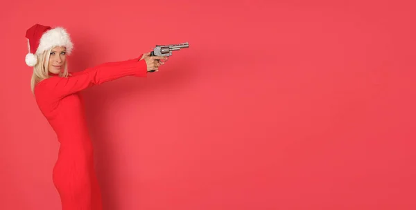 Natal Papai Noel Ajudante Com Pistola Fundo Vermelho — Fotografia de Stock