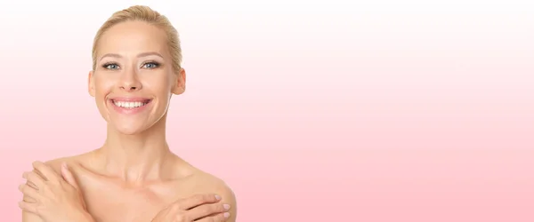 Mooie Blonde Met Perfecte Huid Roze Achtergrond — Stockfoto