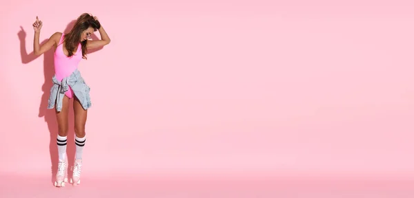 Mulher Perfeita Com Patins Fundo Rosa — Fotografia de Stock