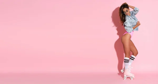 Donna Perfetta Con Pattini Rotelle Sfondo Rosa — Foto Stock
