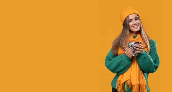 Giovane Donna Che Indossa Cappello Invernale Sciarpa Con Una Tazza — Foto Stock