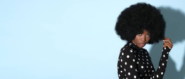 Açık mavi arka planda Afro-Amerikalı kadın ve metin için yer.