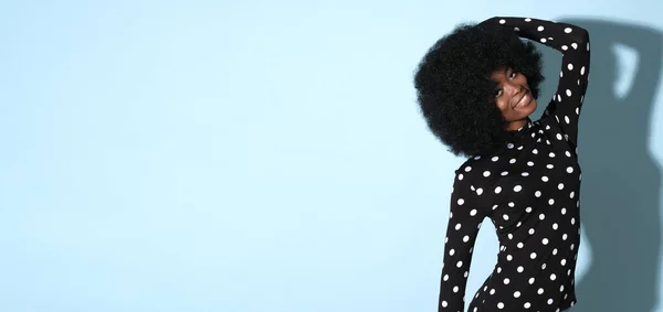 Afro Amerikansk Kvinna Ljusblå Bakgrund Med Plats För Text — Stockfoto