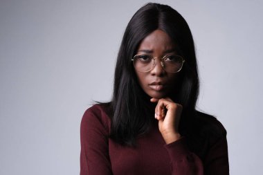 Gri arka plan üzerinde üzgün kadın.