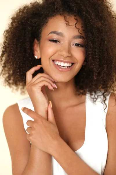 Afro Saç Stili Kremalı Arka Planda Gülümseyen Güzel Bir Kadın — Stok fotoğraf