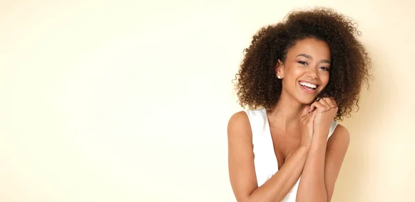 Ładna Kobieta Afro Fryzurę Uśmiech Kremowym Tle — Zdjęcie stockowe