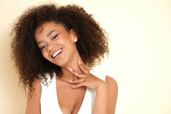 Ładna Kobieta Afro Fryzurę Uśmiech Kremowym Tle — Zdjęcie stockowe