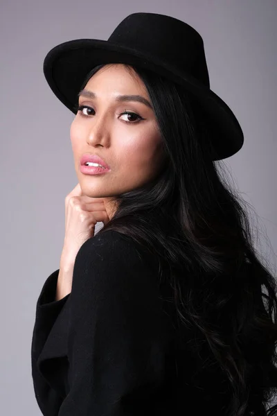 Moda Morena Asiático Etnia Elegante Negro Abrigo Sombrero Gris Fondo — Foto de Stock