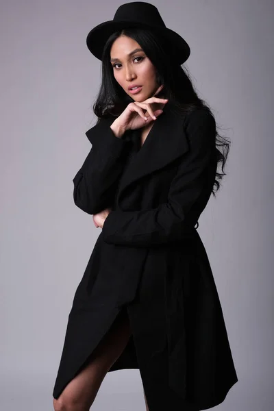Moda Morena Asiático Etnia Elegante Negro Abrigo Sombrero Gris Fondo — Foto de Stock