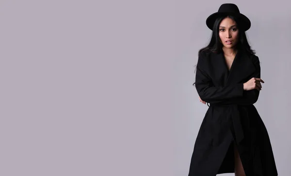 Şık Siyah Ceketli Gri Şapkalı Modaya Uygun Esmer Asyalı Kökenli — Stok fotoğraf