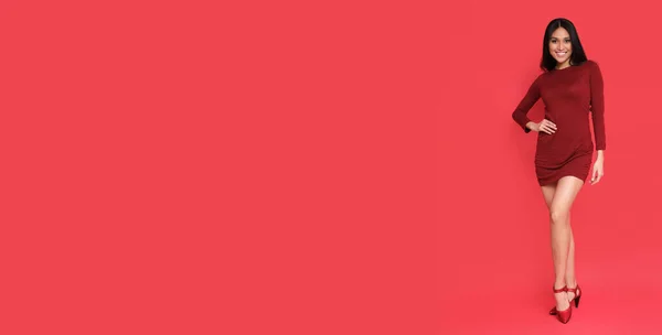 Ідеальна Брюнетка Червоній Сукні Високі Підбори Червоному Тлі Місцем Тексту — стокове фото