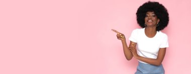 Mutlu Afro-Amerikalı kadın pembe arka planda mesaj yeri var..