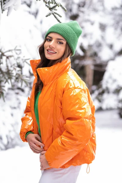 Bella Bruna Una Giacca Arancione Invernale Berretto Verde Sullo Sfondo — Foto Stock