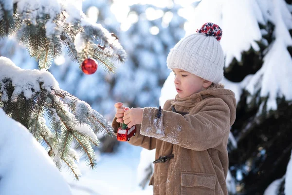 Tempo Natal Mãe Filho Está Decorando Uma Árvore Natal Dar — Fotografia de Stock