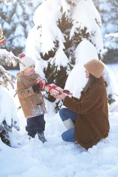 Kersttijd Mam Zoon Versieren Een Kerstboom Geven Elkaar Een Cadeau — Stockfoto