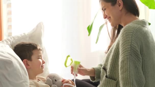 Mamma Och Son Gör Inandning Grund Influensa — Stockvideo