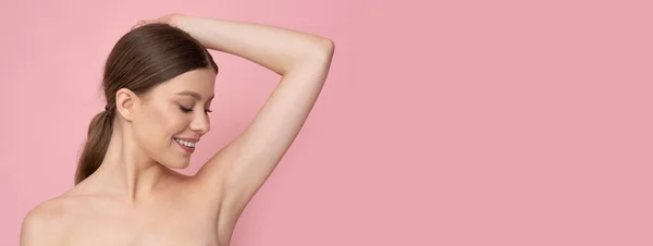 Beautiful Model Shows Her Depilated Armpits — Stock Photo, Image