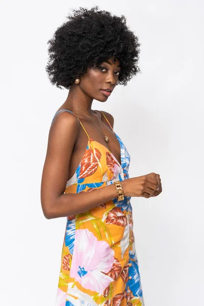 Modna Afrykanka Kręconymi Włosami Kwiatową Sukienką Białym Tle — Zdjęcie stockowe