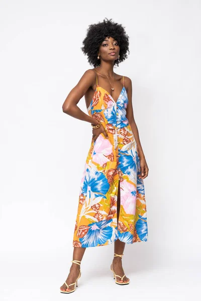 Mujer Africana Moda Con Pelos Rizados Vestido Floral Sobre Fondo —  Fotos de Stock