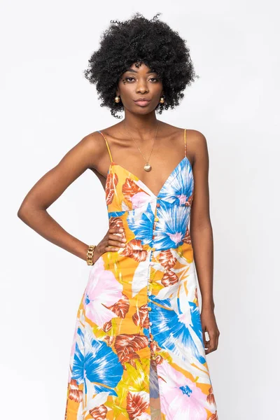 Fashionabla Afrikanska Kvinna Med Lockigt Hår Och Blommig Klänning Isolerad — Stockfoto