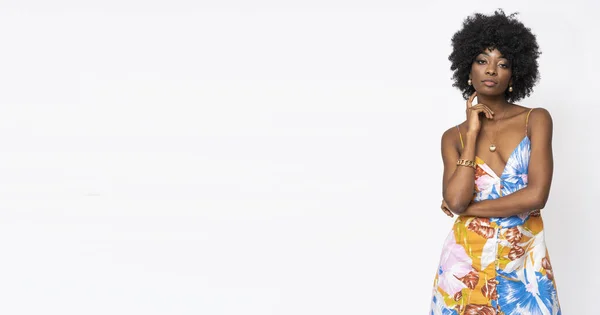 Modieuze Afrikaanse Vrouw Met Krullend Haar Bloemen Jurk Geïsoleerde Witte — Stockfoto