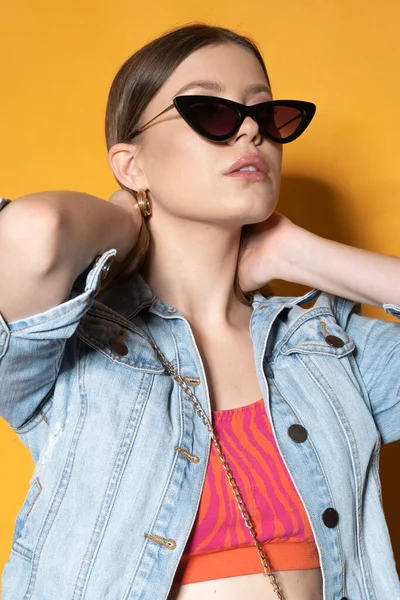 Sarı Arka Planda Siyah Güneş Gözlüklü Şık Bir Genç Kadın — Stok fotoğraf