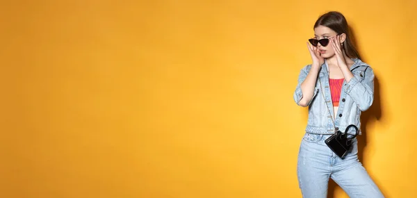 Modische Junge Frau Mit Schwarzer Sonnenbrille Auf Gelbem Hintergrund Starkes — Stockfoto