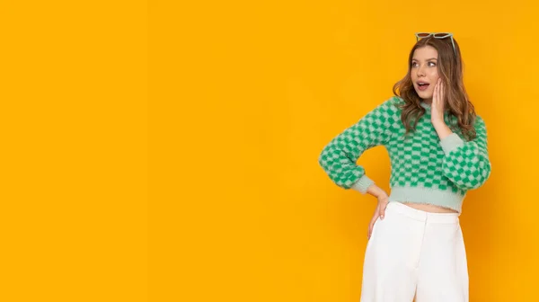 Sarı Arka Planda Komik Yüzlü Şoke Olmuş Genç Bir Kadın — Stok fotoğraf