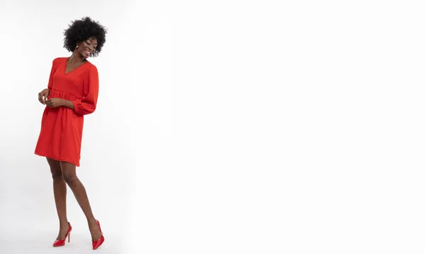 Beleza Feminina Com Vestido Vermelho Salto Alto Fundo Branco Isolado — Fotografia de Stock