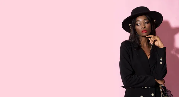Mujer Joven Moda Con Abrigo Negro Sombrero Bolsa Pequeña Elegante — Foto de Stock