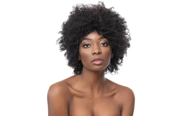Bardzo Atrakcyjna Czarna Kobieta Kręconymi Włosami Gładką Skórą Białym Tle — Zdjęcie stockowe