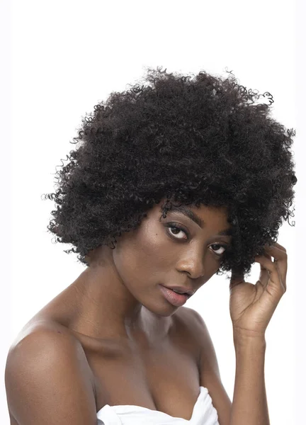 Femme Noire Très Attrayante Aux Cheveux Bouclés Peau Lisse Sur — Photo