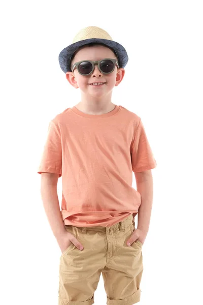 穿着时髦衣服的小男孩在照相馆里玩得很开心 — 图库照片
