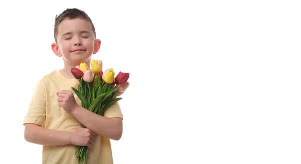 Милий Хлопчик Букетом Тюльпанів Ізольованому Білому Тлі — стокове фото