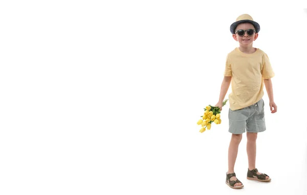 Söt Pojke Med Bukett Tulpaner Isolerad Vit Bakgrund — Stockfoto