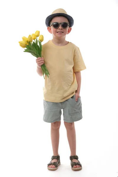 Netter Junge Mit Einem Strauß Tulpen Auf Isoliertem Weißem Hintergrund — Stockfoto